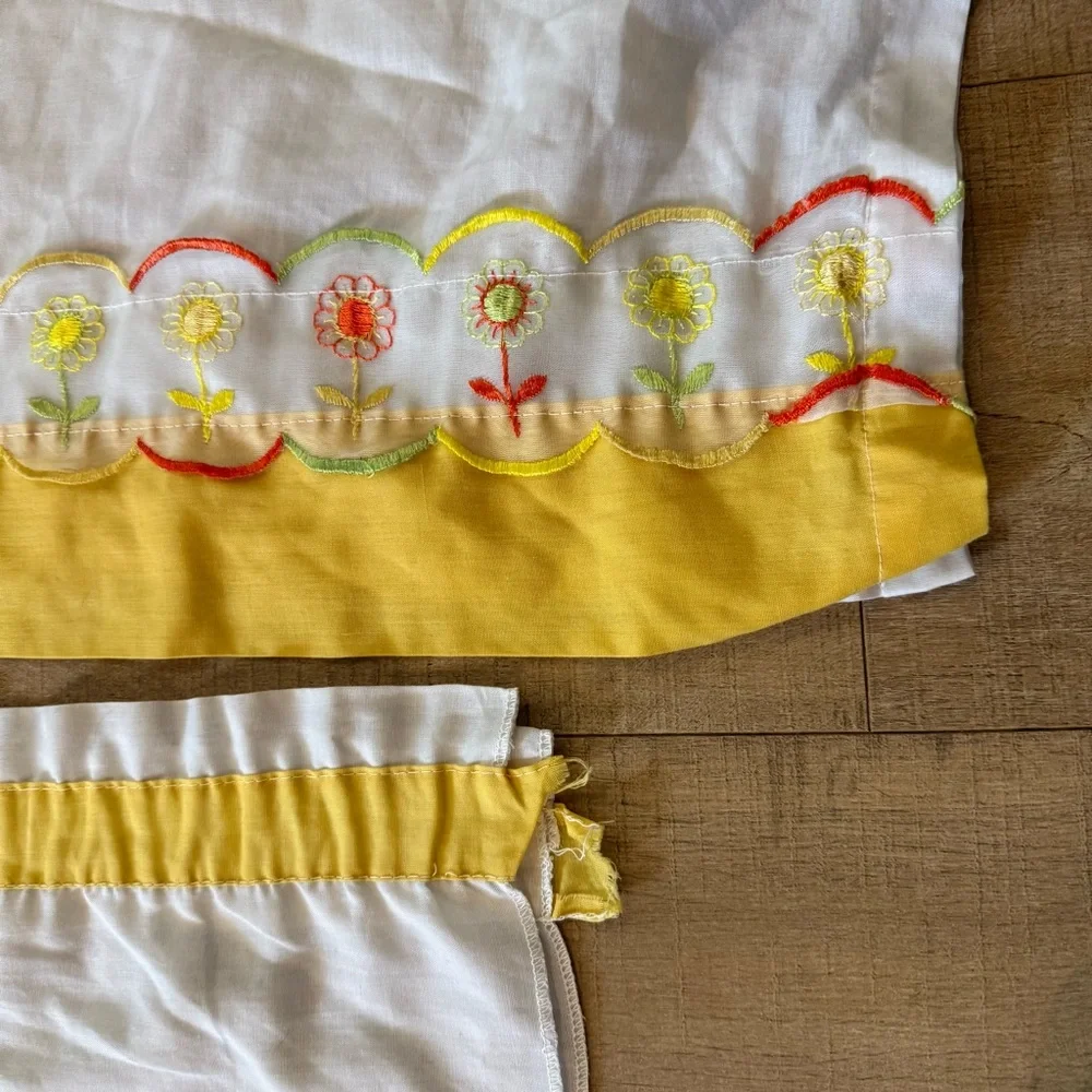VTG set Of 4 White yellow Floral Embroidered Window 3 Valences 1 Curtain Panel